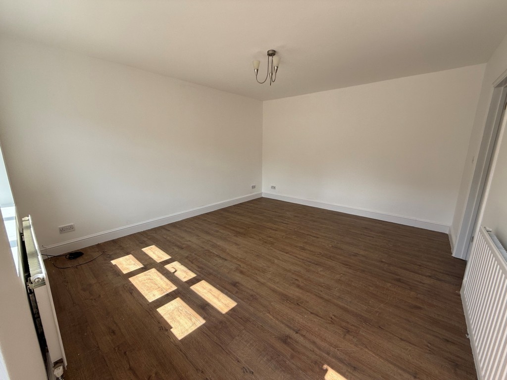 Lot: 166 - HOUSE WITH VERSATILE ACCOMMODATION - Reception area in outbuilding